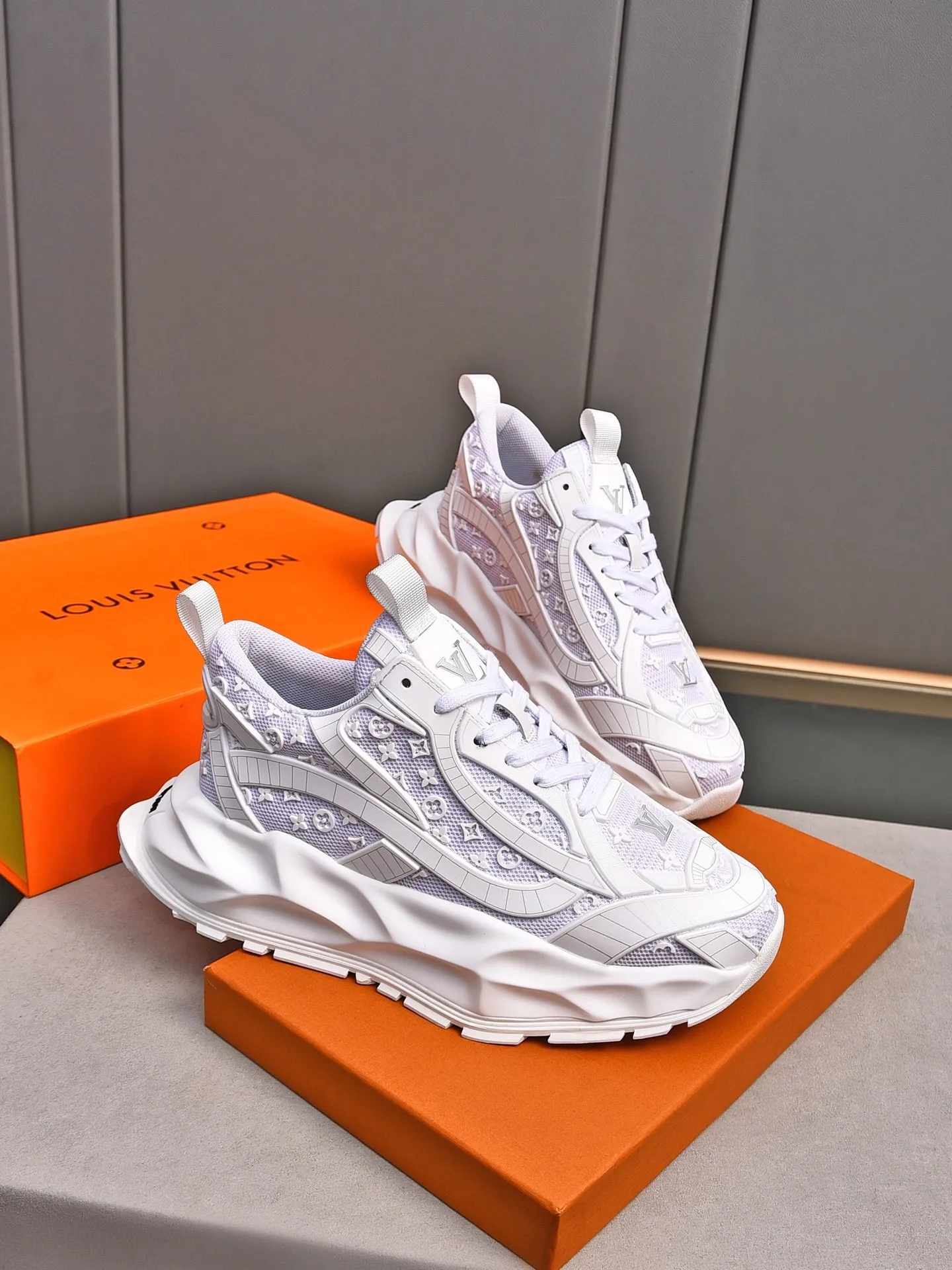 Men's shoes 💰580 📛📛【LOUIS VUITTON】Louis Vuitton 2024 new products👟Milan fashion catwalk style🇰🇾🇰🇾LV family logo, big-name style, a must-have for fashionistas⚠️Imported mesh with high-tech glue technology➕Cow leather➕Breathable mesh lining➕Genuine leather feet➕Special foam outsole👞Number 38-44 (45 46 custom-made)